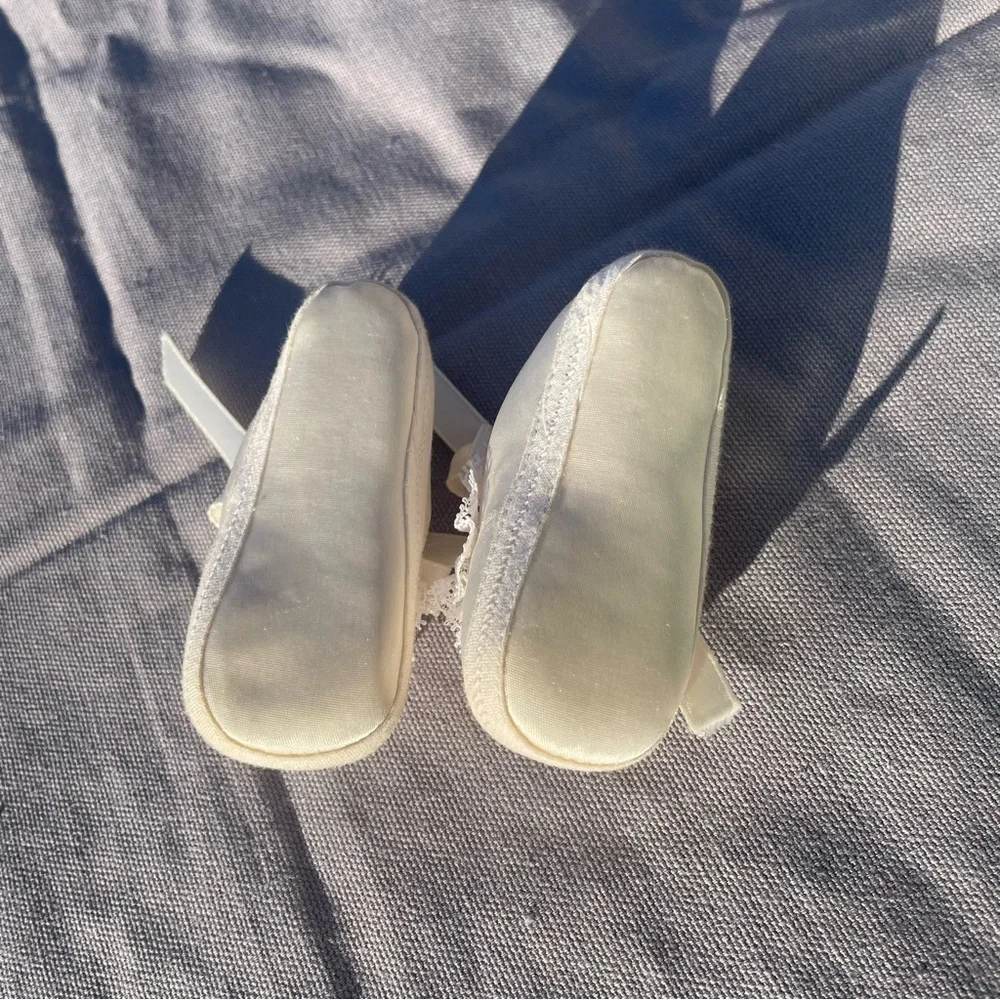 Vintage Baby Deer Shoes Off White Ruffle Satin Ribbon Size 1 Made in USA Infant